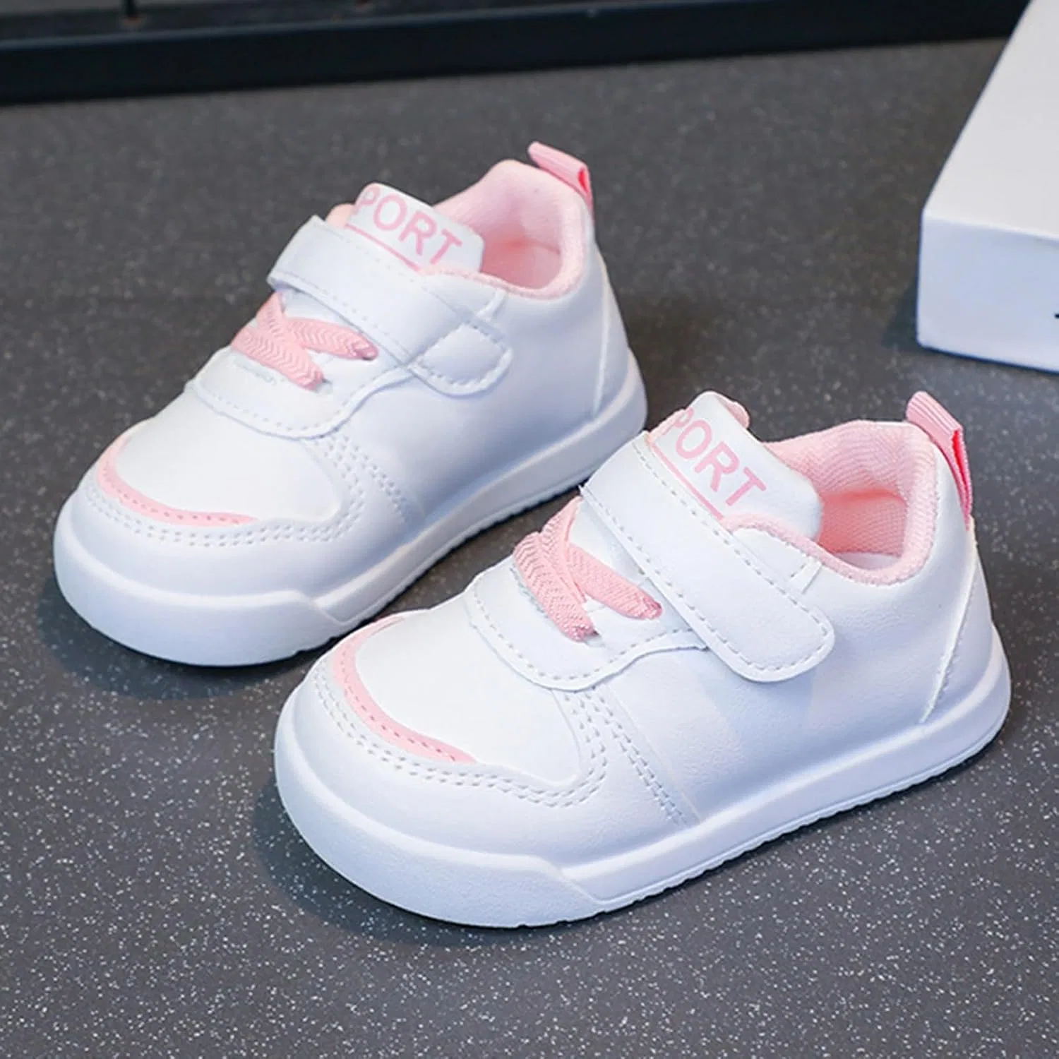 Детские кроссовки с одним ремешком на белой подошве, Pink — фото 2