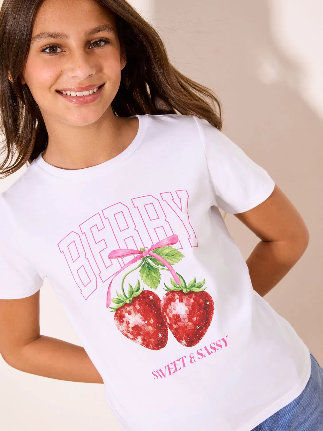 Футболка с графическим принтом Lipsy White Berry, белая