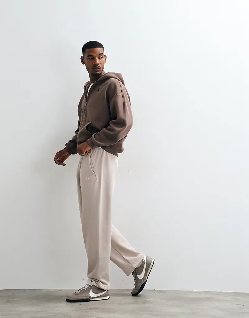 Спортивные брюки Nike Solo Fleece с прямым кроем и эластичным шнурком, светло-бежевого