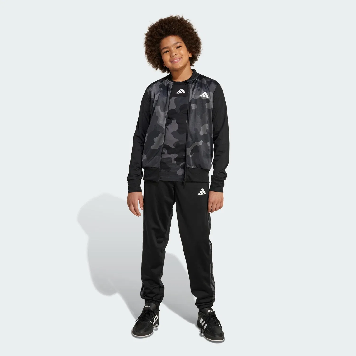 Детский спортивный костюм с камуфляжным принтом Seasonal Essential Camouflage Tricot 3-Stripes All Over Printed Kids Adidas, Schwarz / Weiss