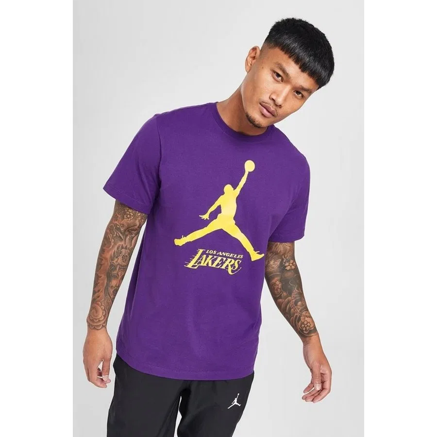 Футболка с коротким рукавом Jordan Los Angeles Lakers NBA Graphic Tshirt Nike, Фиолетовый — фото 2