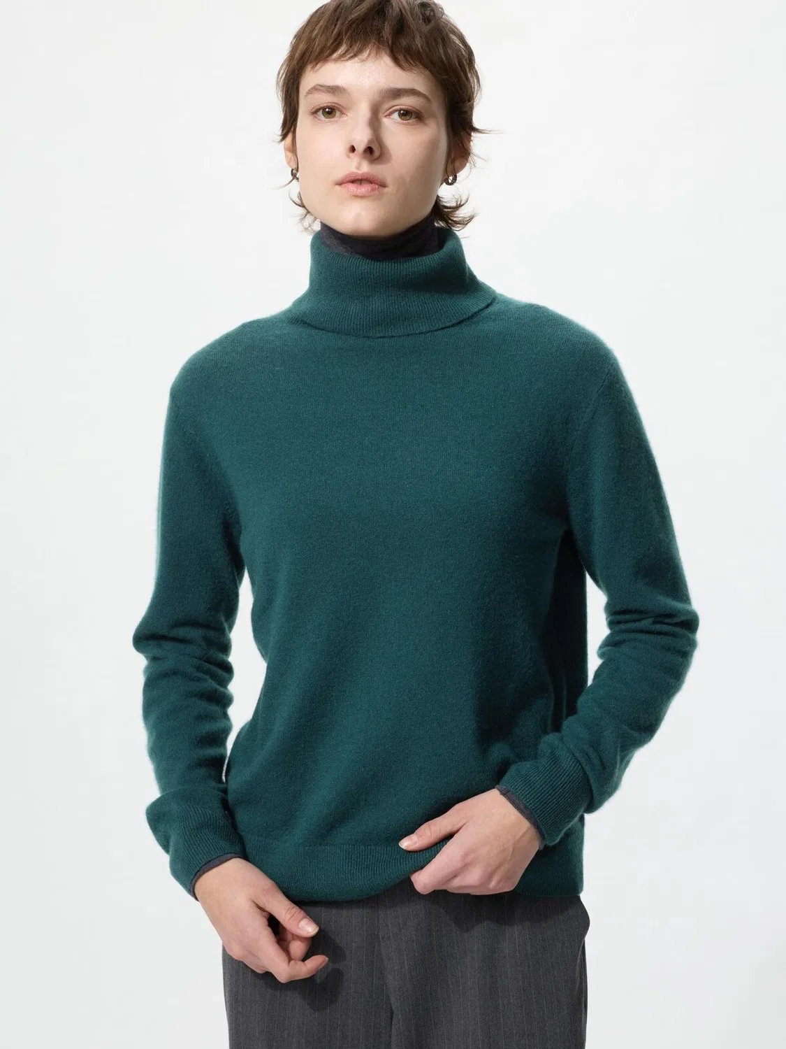 Свитер Uniqlo Кашемировый с высоким воротником, темно-зеленый