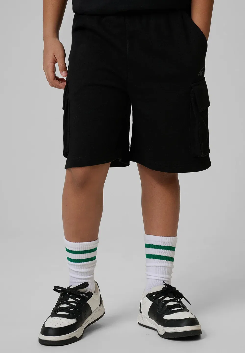 Spodenki dresowe chłopięce - czarne 140 (9-10 лат) - спортивные шорты 4F, Deep Black — фото 2