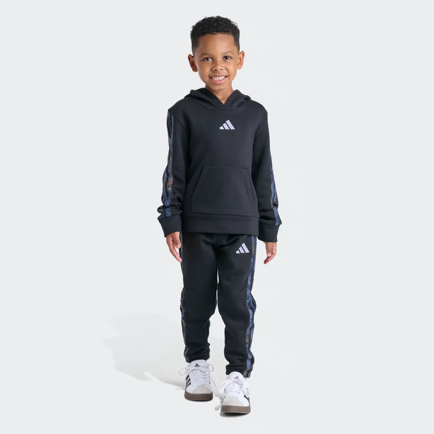 Детский комплект из 2 предметов с камуфляжным принтом Camo Stripe Pullover & Jogger Set Adidas Sportswear, черный — фото 3