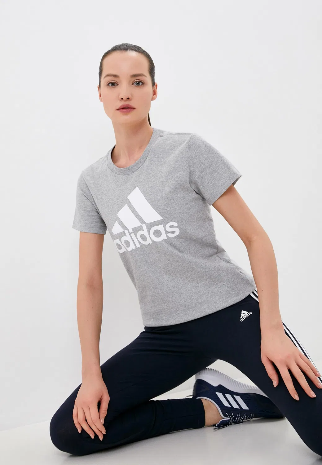 Женская футболка с логотипом Essentials Logo Tee adidas, Medium Grey Heather / White — фото 4