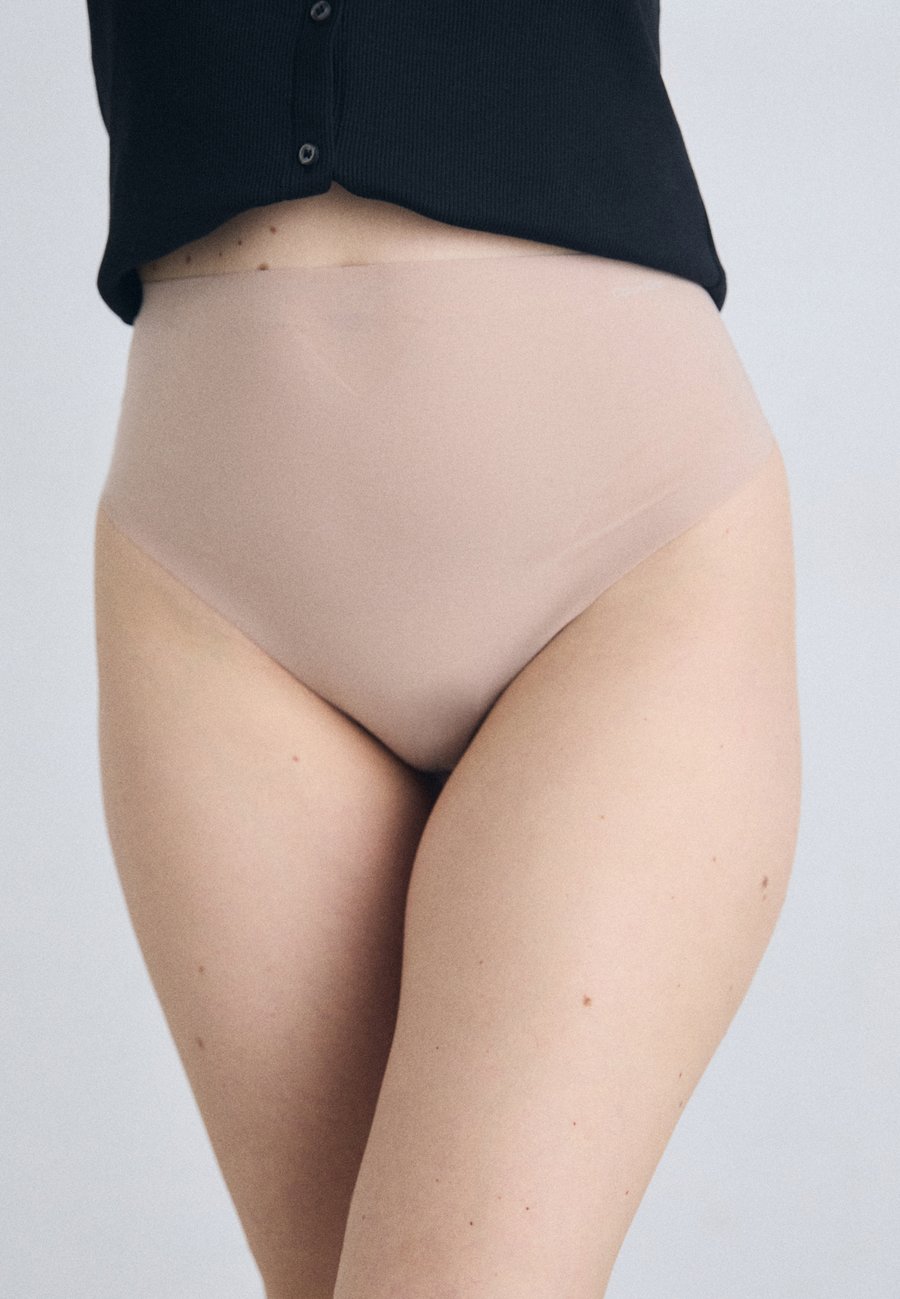 

Трусы Calvin Klein Underwear SHAPEWEAR SCULPTED FIRM THONG STAY PUT , Cedar/Beige