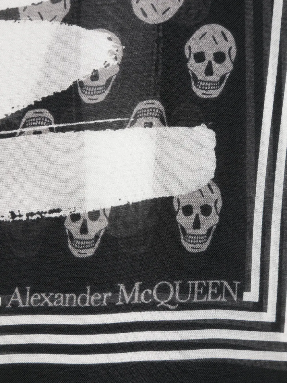 

Платок с принтом Skull и логотипом Alexander McQueen, черный