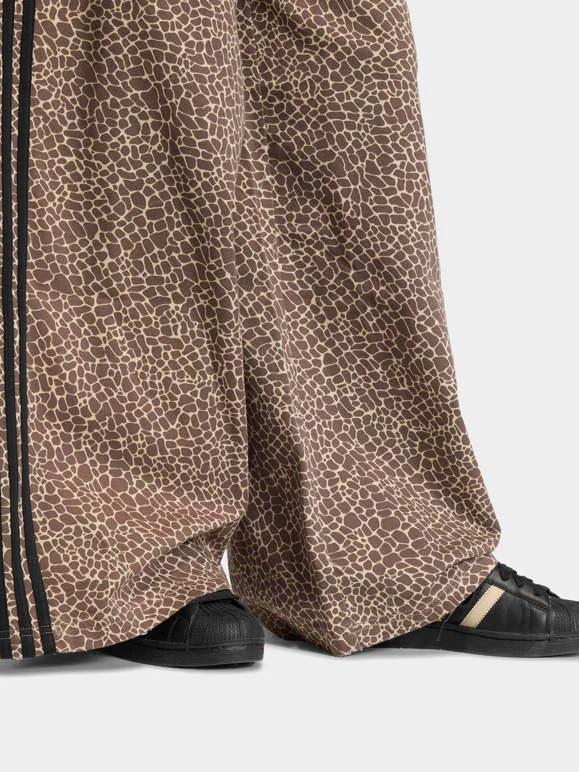 Брюки свободного кроя Firebird Oversized AOP Denim, adidas Originals, коричневый — фото 4