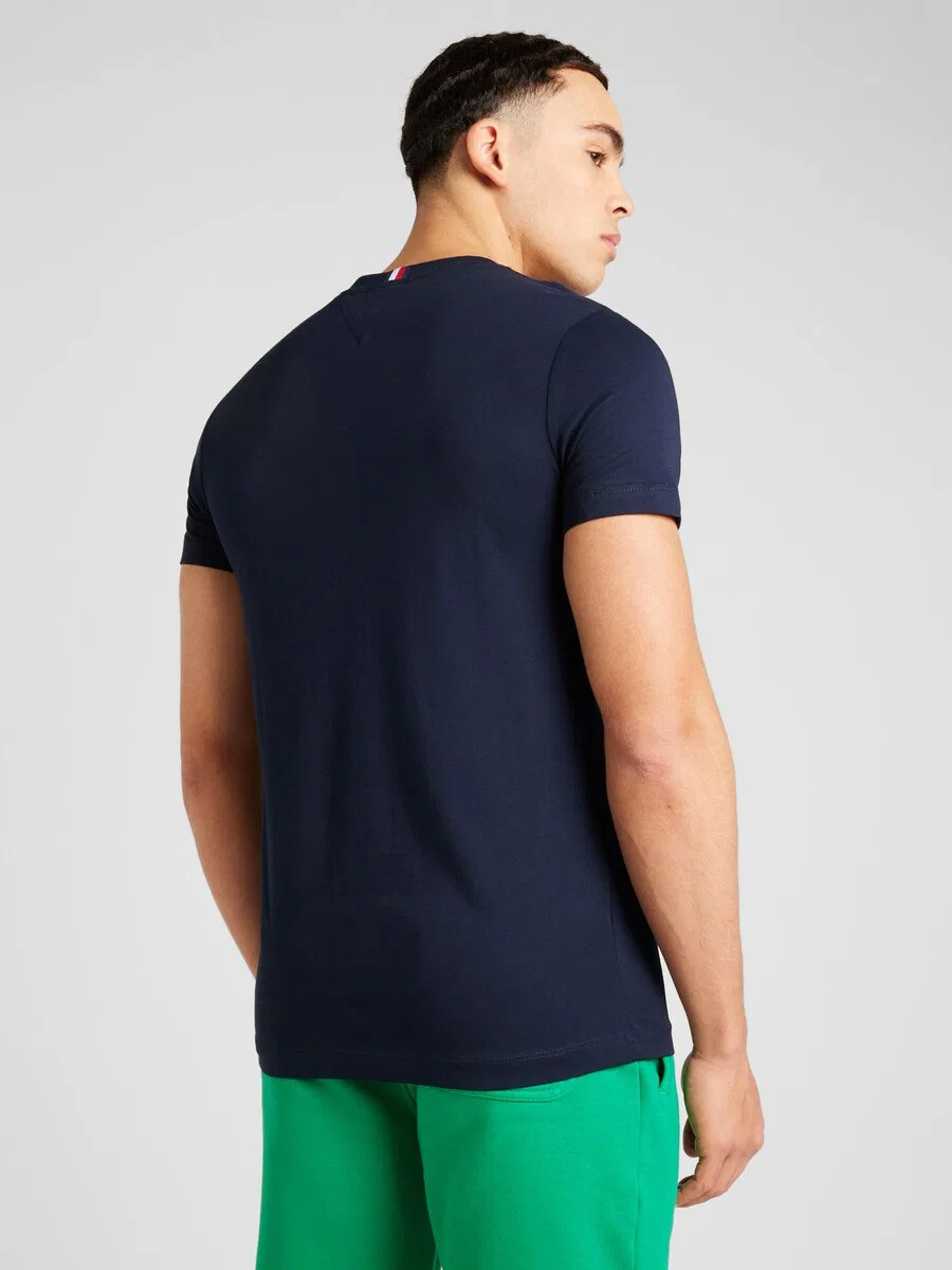Футболка TOMMY HILFIGER 'Global Stripe Crest Logo Slim', темно-синяя — фото 3