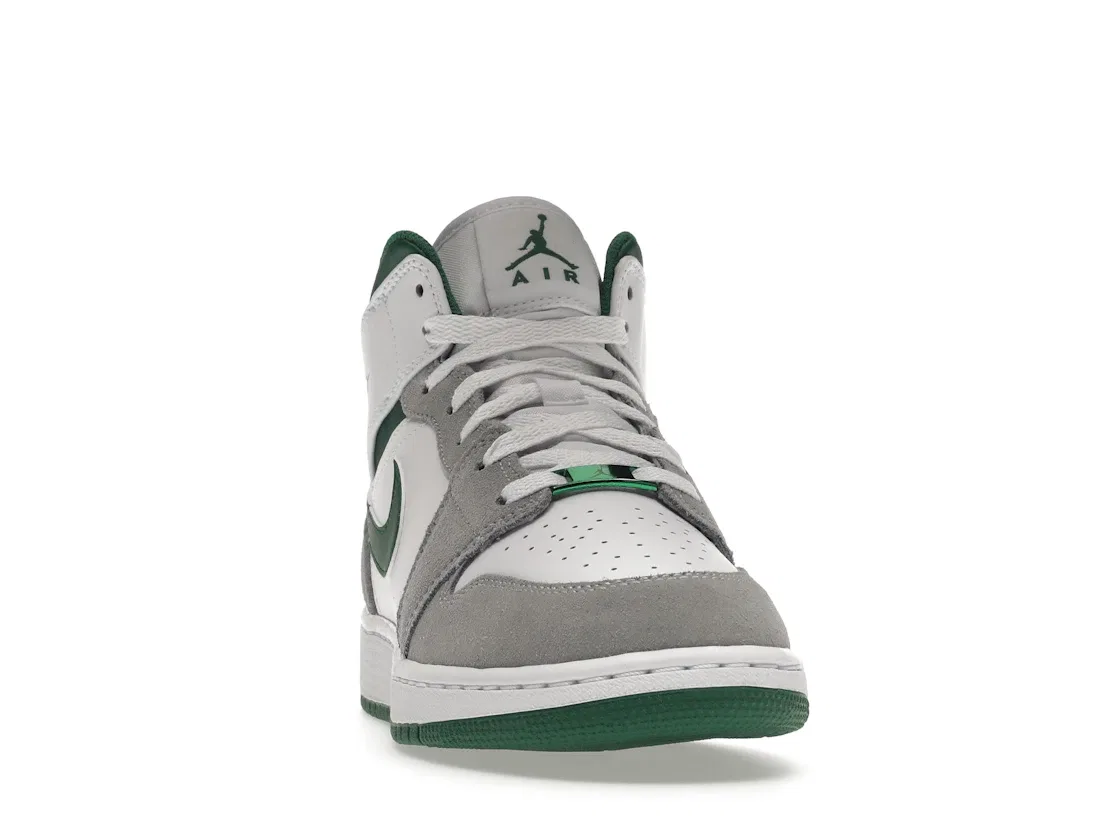 Детские кроссовки для мальчиков с замшевыми вставками Jordan 1 Mid SE Jordan, White/Pine Green-Light Smoke Grey — фото 2
