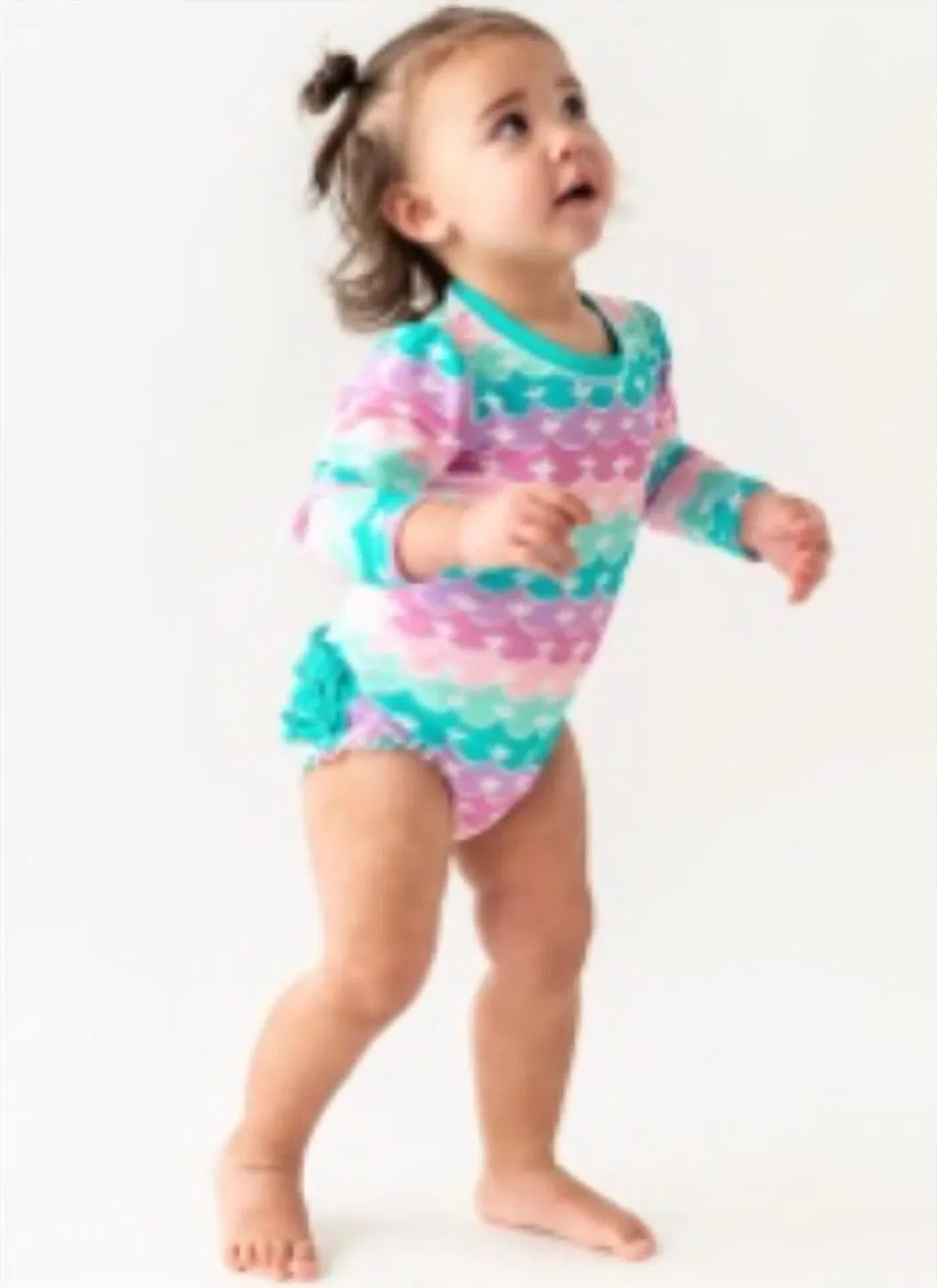 Детский купальник-слитный с защитой UPF 50+ с волнистым дизайном Mermaid RuffleButts, Aqua/Purple/Pink