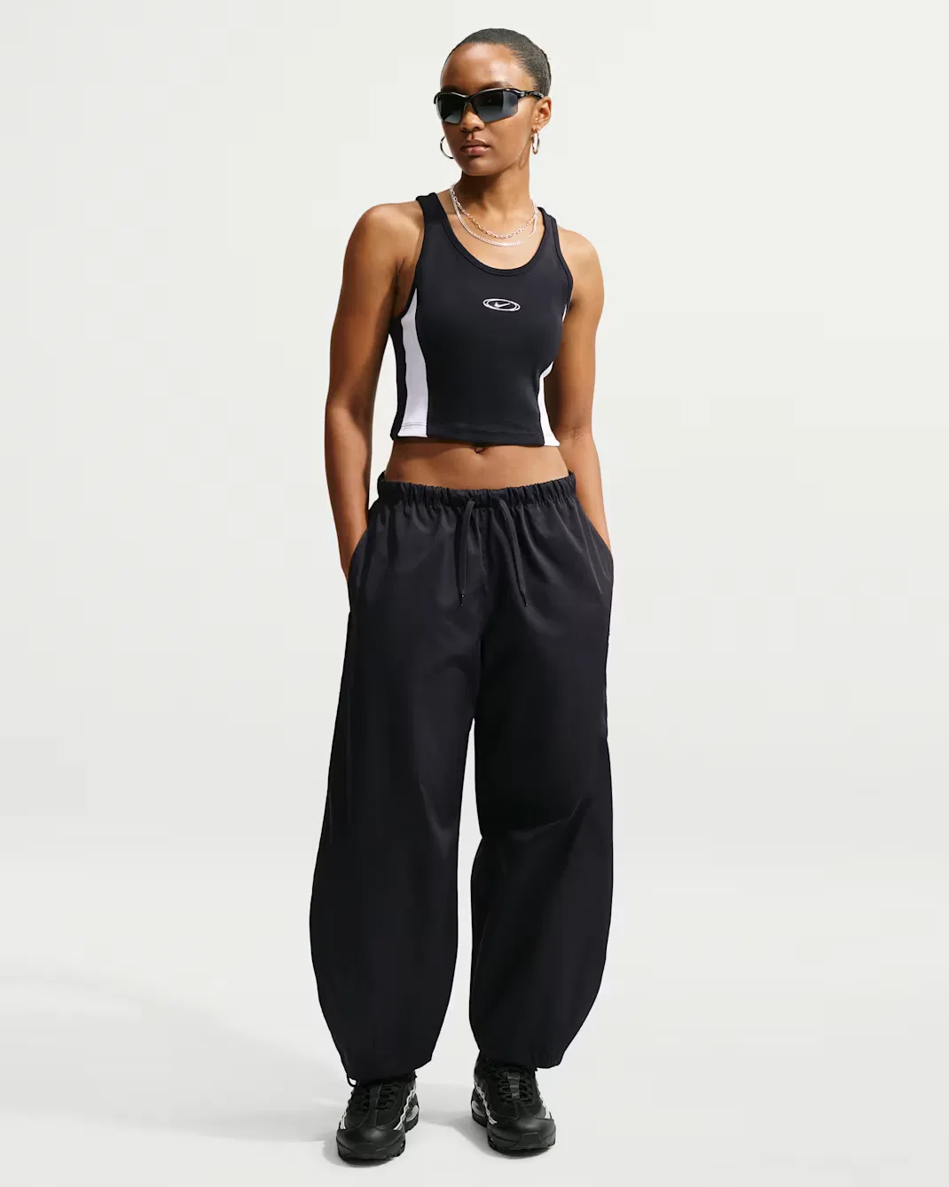 Женский облегающий укороченный топ Nike Sportswear, Black/White/Metallic Silver — фото 4