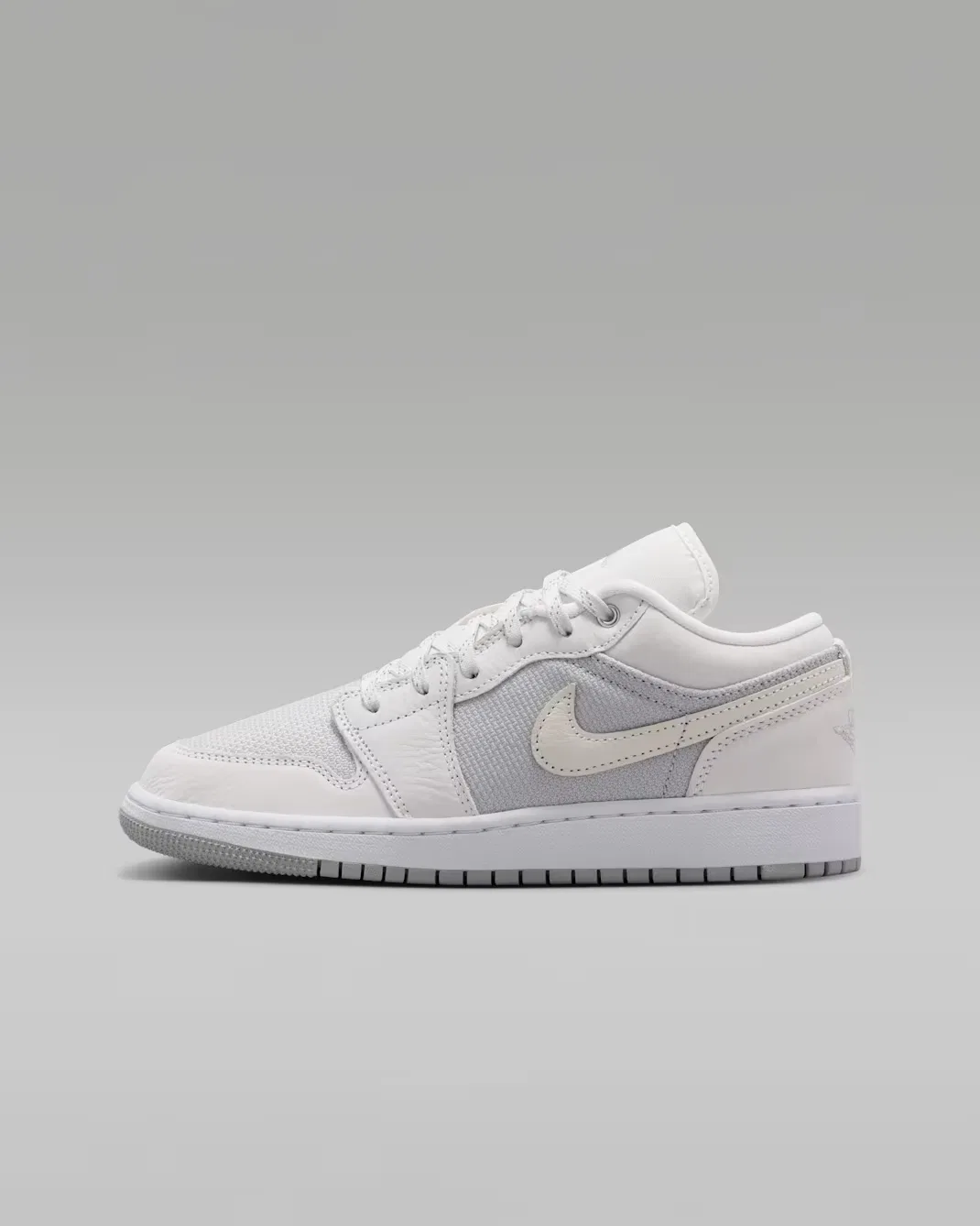 Кроссовки для детей постарше Air Jordan 1 Low SE, Off White/Soft Pearl/Light Smoke Grey
