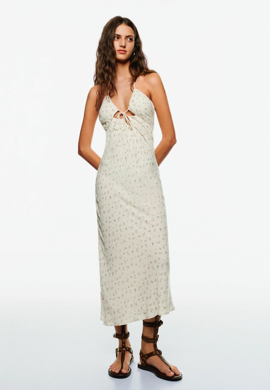 

Повседневное платье PRINTED TEXTURED WITH CUT-OUT DETAIL - MIDI Bershka, коричневый
