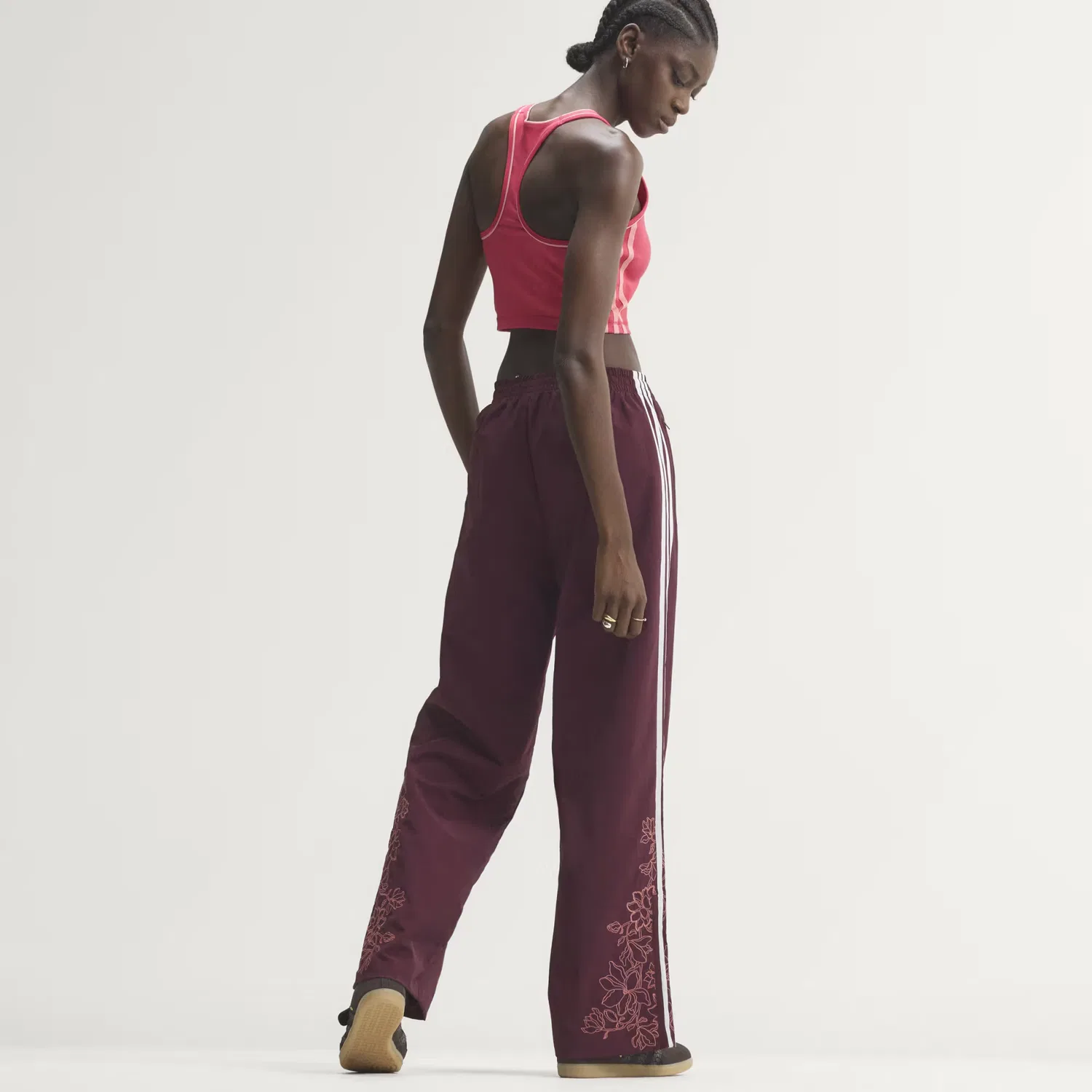 Женские спортивные брюки с цветочным принтом Floral GFX Firebird Loose Track Pant Adidas Originals, бордовый — фото 2