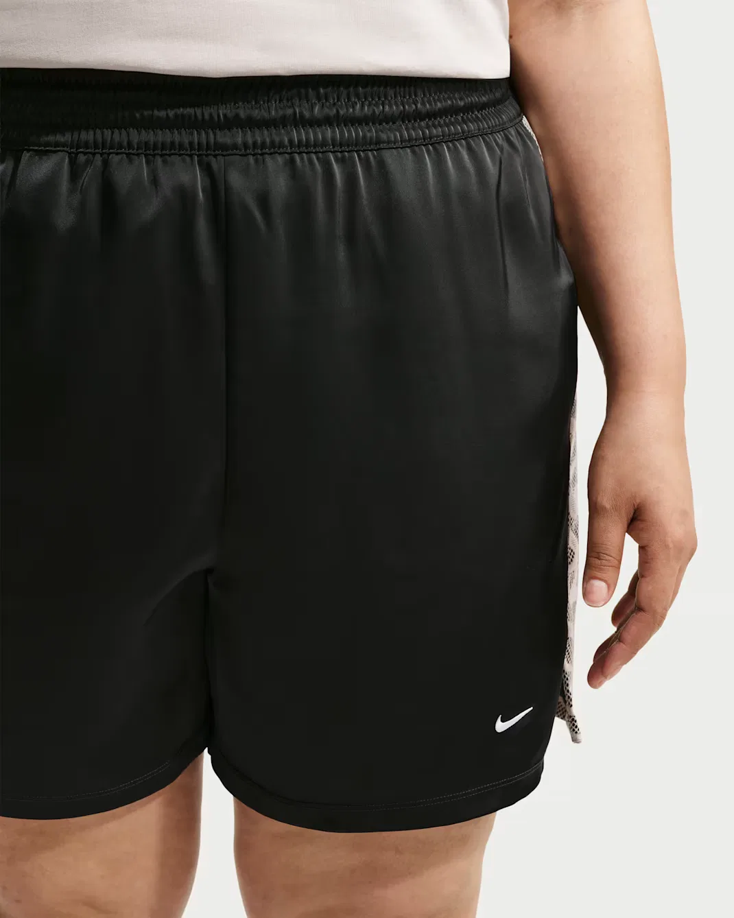Женские свободные шорты со средней посадкой (большие размеры) Nike Sportswear Chill Lace, Black/Cream II/White — фото 2