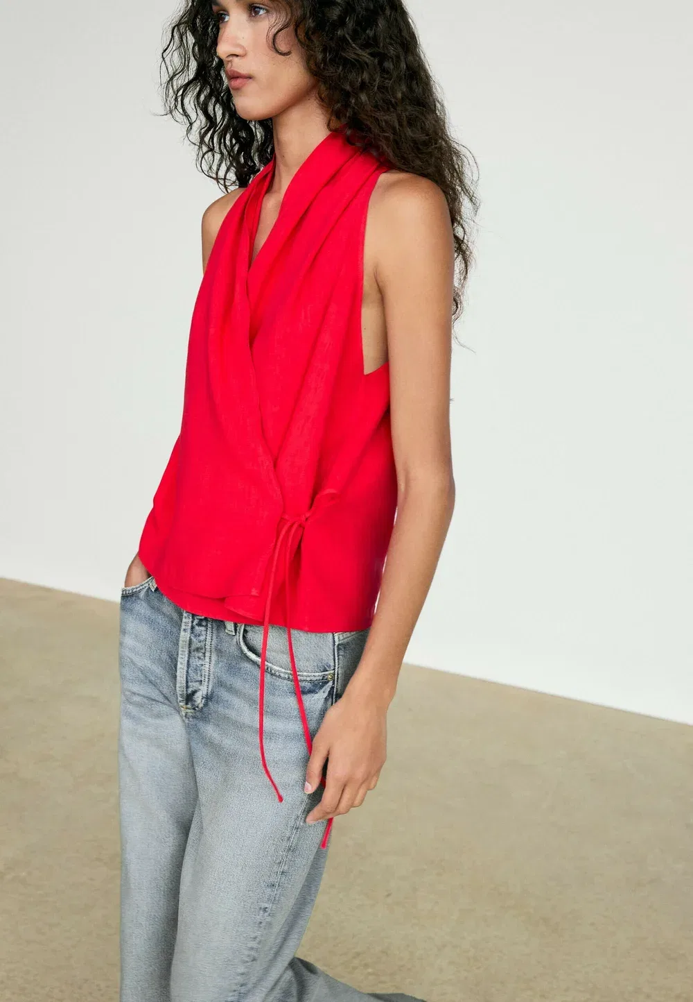 Льняной топ с завязками на шее - блузка Massimo Dutti, Red — фото 3