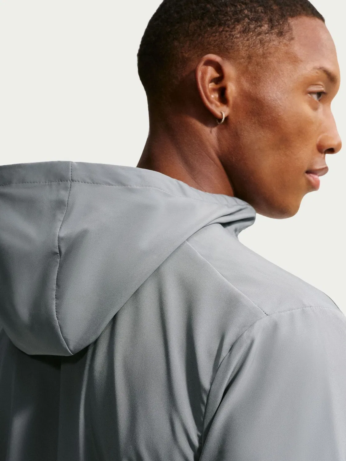 Серая куртка с капюшоном Nike Dri-FIT Form — фото 4