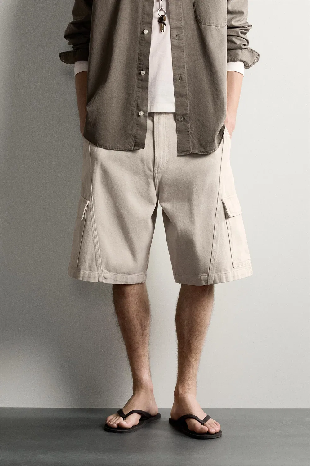 Свободные шорты-бермуды в стиле карго с декоративными швами. ZARA, Stone — фото 2