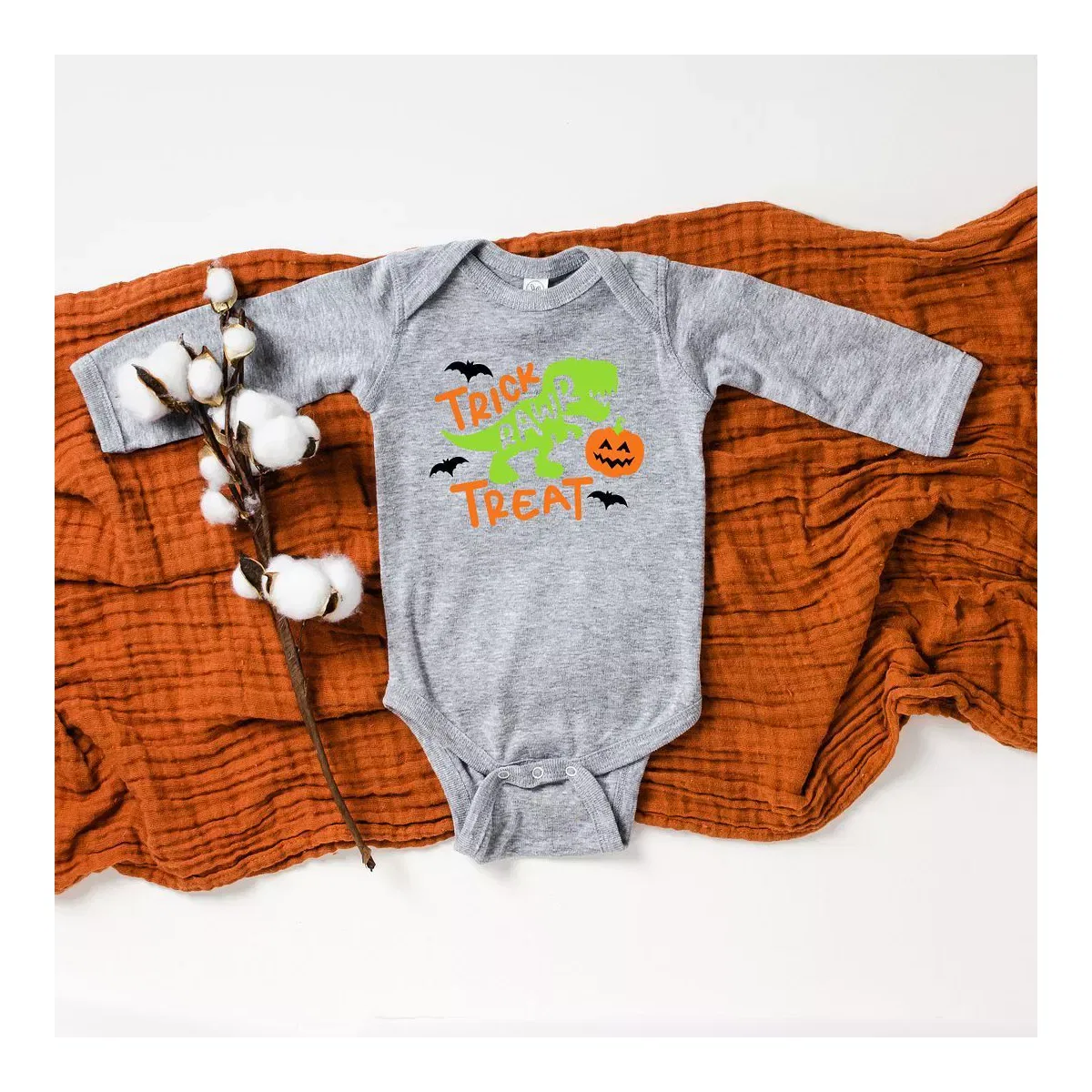 Детское боди с длинным рукавом Trick Rawr Treat The Juniper Shop, Heather Grey — фото 2