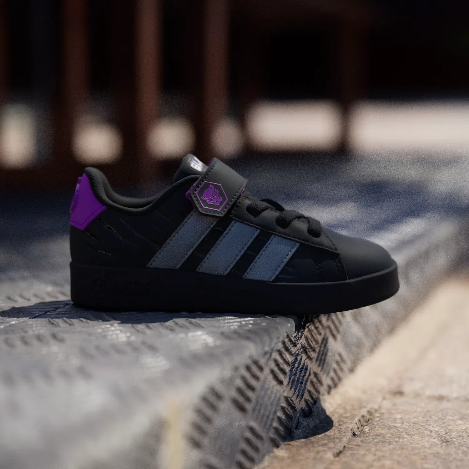 Детские кроссовки на эластичных шнурках Marvel Avengers Grand Court Adidas Sportswear, черный — фото 3