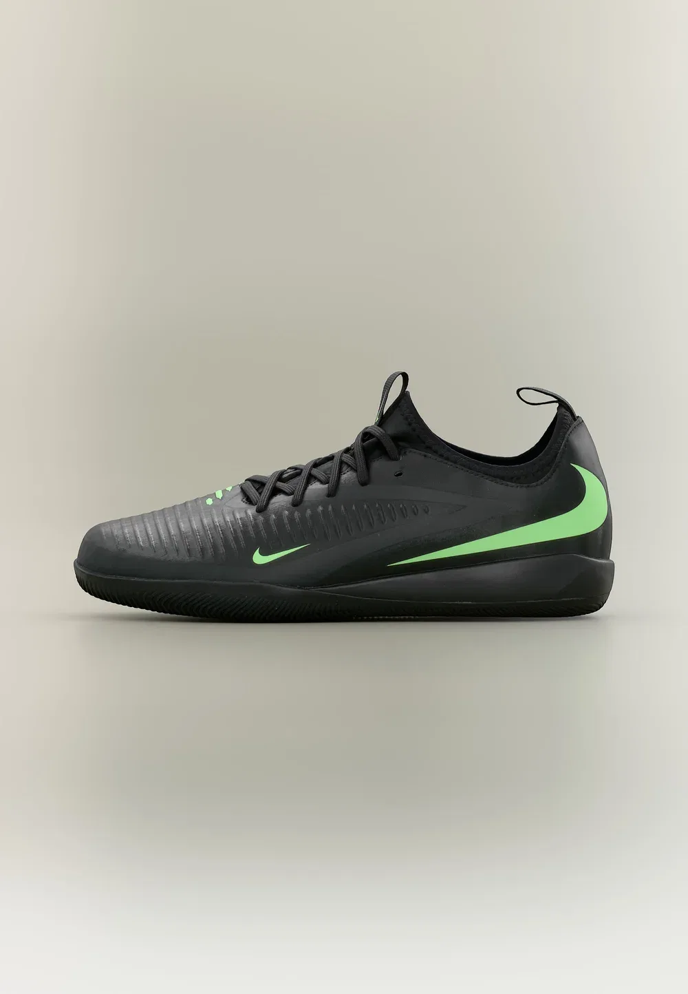 Кроссовки для мини-футбола Jr Phantom 6 Low Academy IC унисекс Nike Performance, Black/Illusion Green