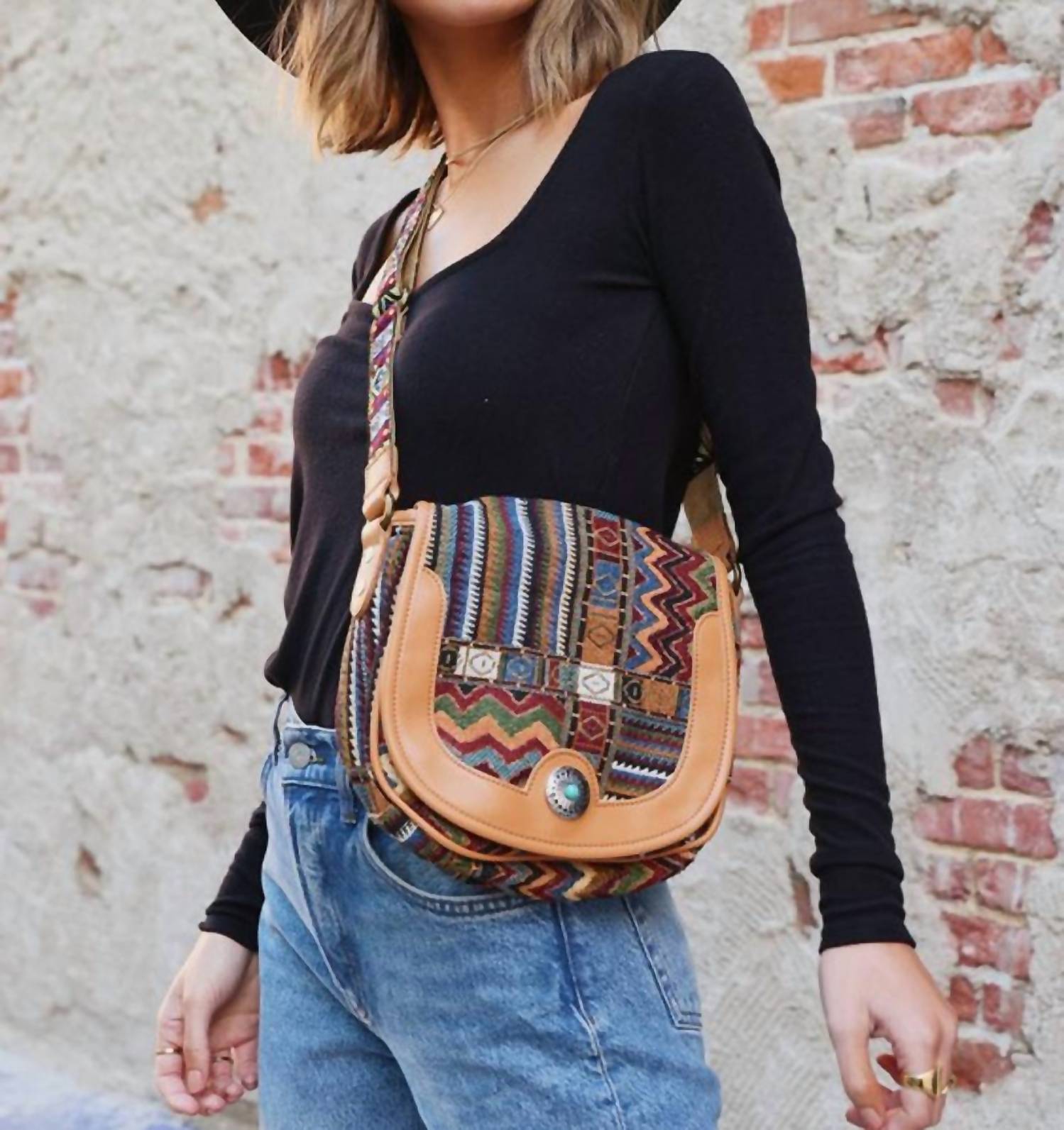 

Богемная дорожная сумка-мессенджер в коричневом цвете LOVESTITCH