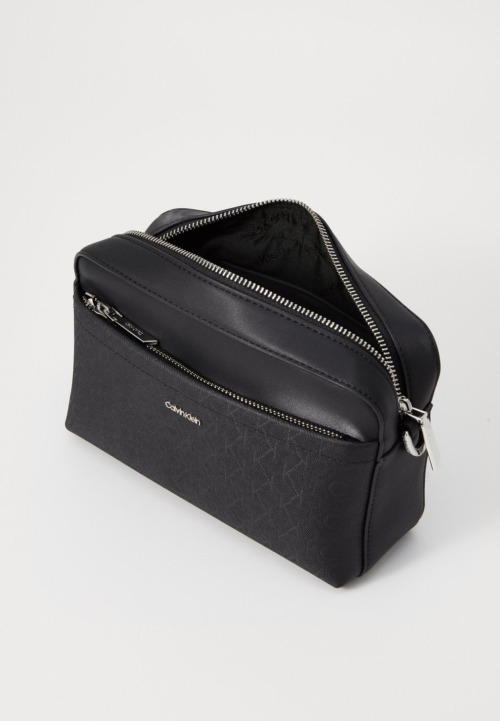 

Сумка MUST CAMERA BAG MONO Calvin Klein, черный