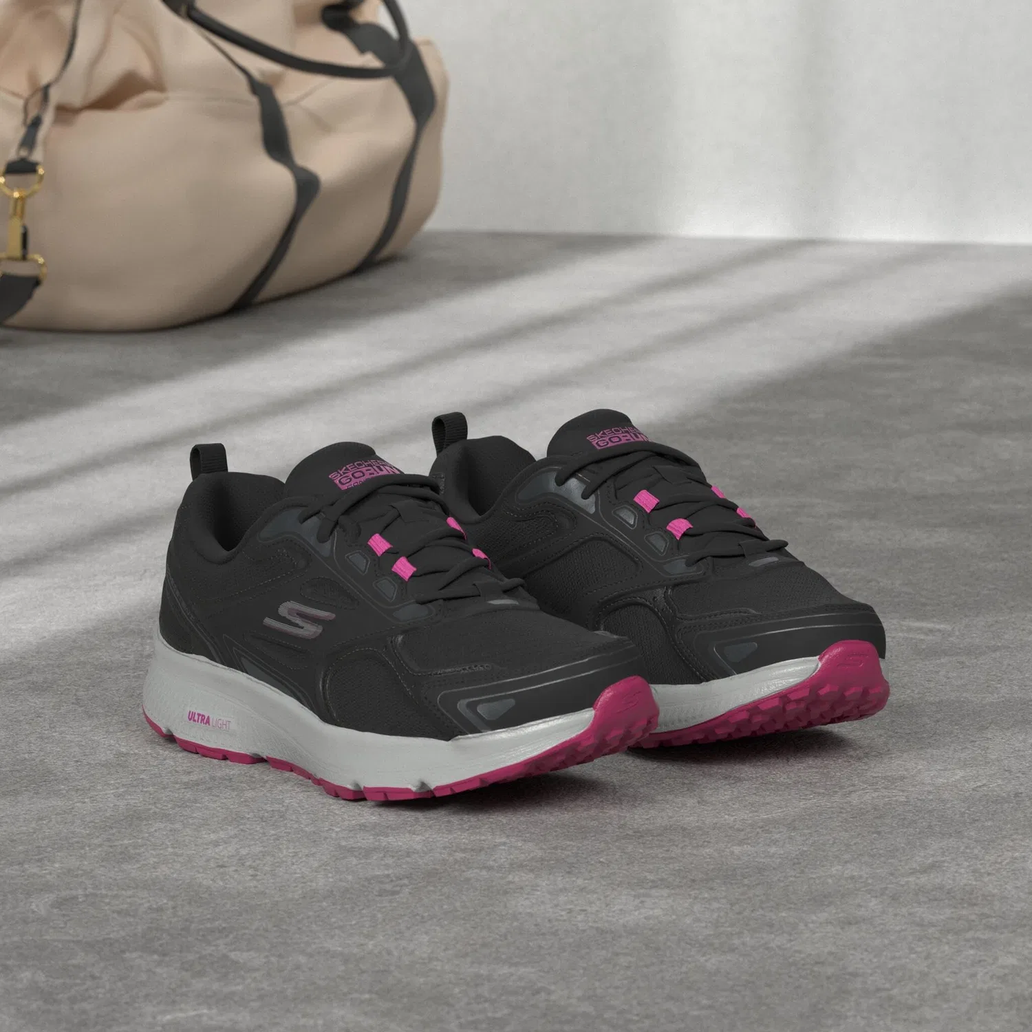 Детские кроссовки для девочек с шнуровкой Go Run Consistent Skechers, Black And Pink — фото 2