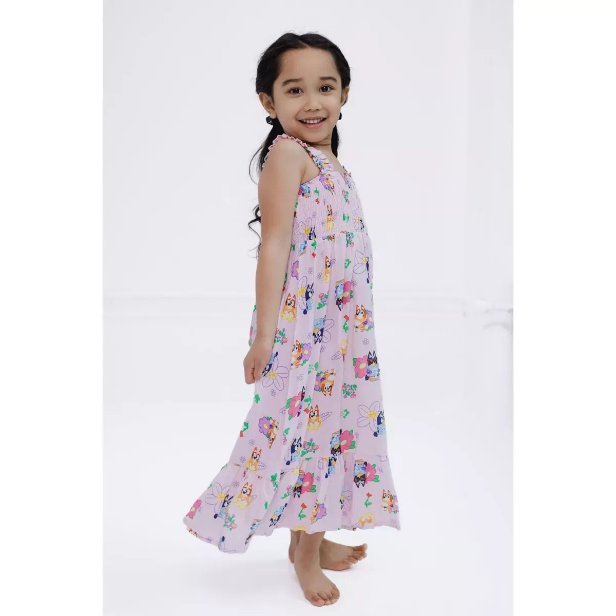 Детское платье для девочек с принтом Bluey Square Neck Smocked Maxi Dress Bluey, Pale Pink — фото 4