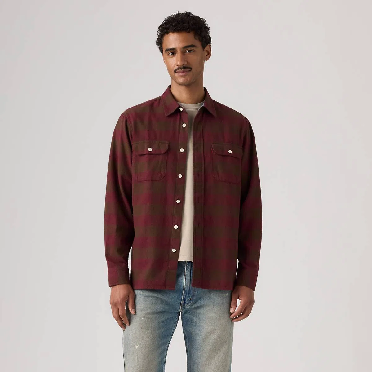 Классический непринужденный рабочий стиль в фланелевой рубашке Levi's, Bandurria Plaid Chicory - Red — фото 3