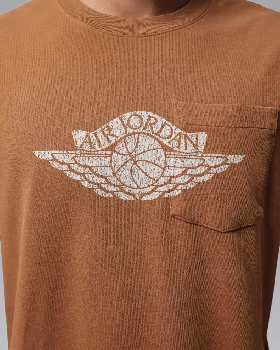 Мужская футболка с карманом Jordan Flight Essentials, Light British Tan/Shadow Brown — фото 4