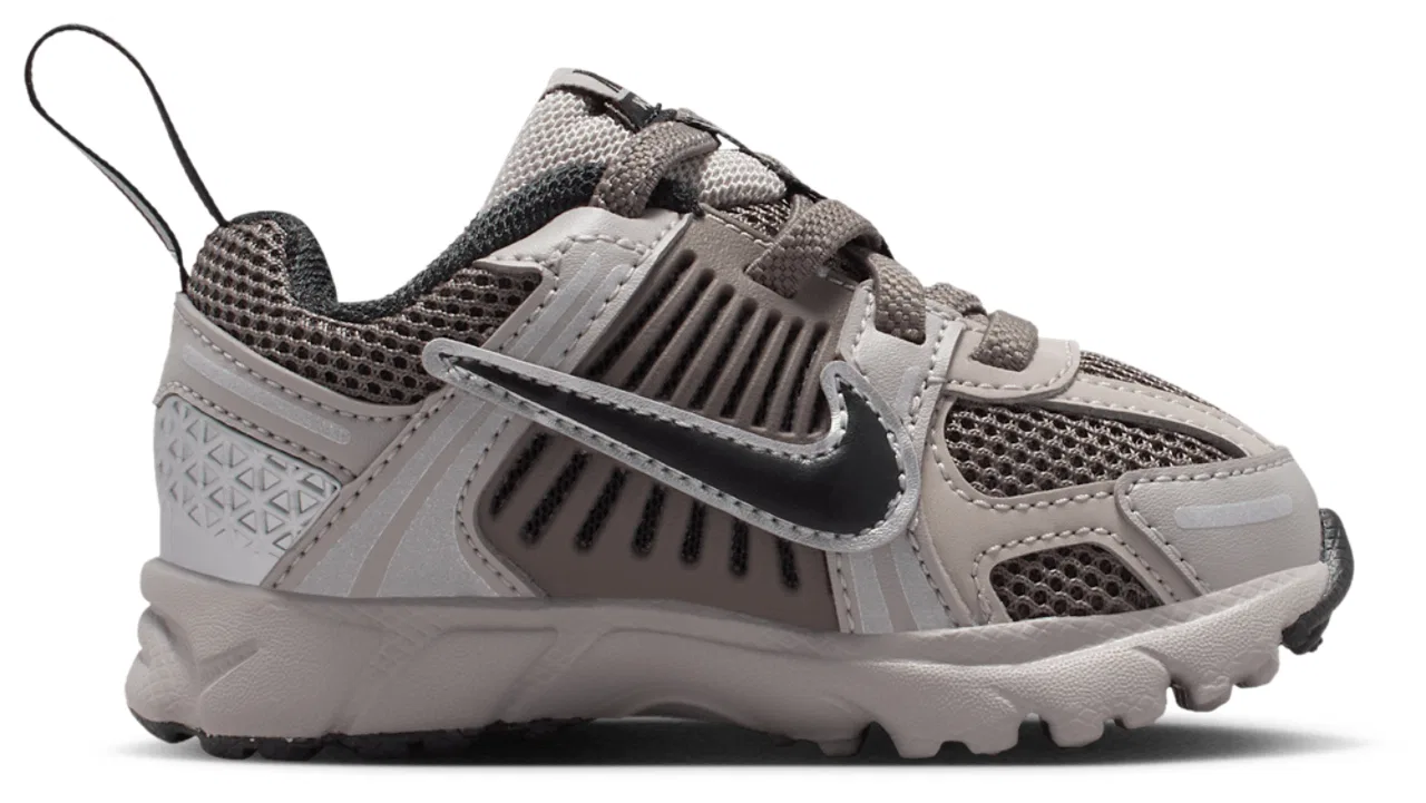 Кроссовки для мальчиков Vomero 5 Nike, цвет College Grey/Black/Cave Stone