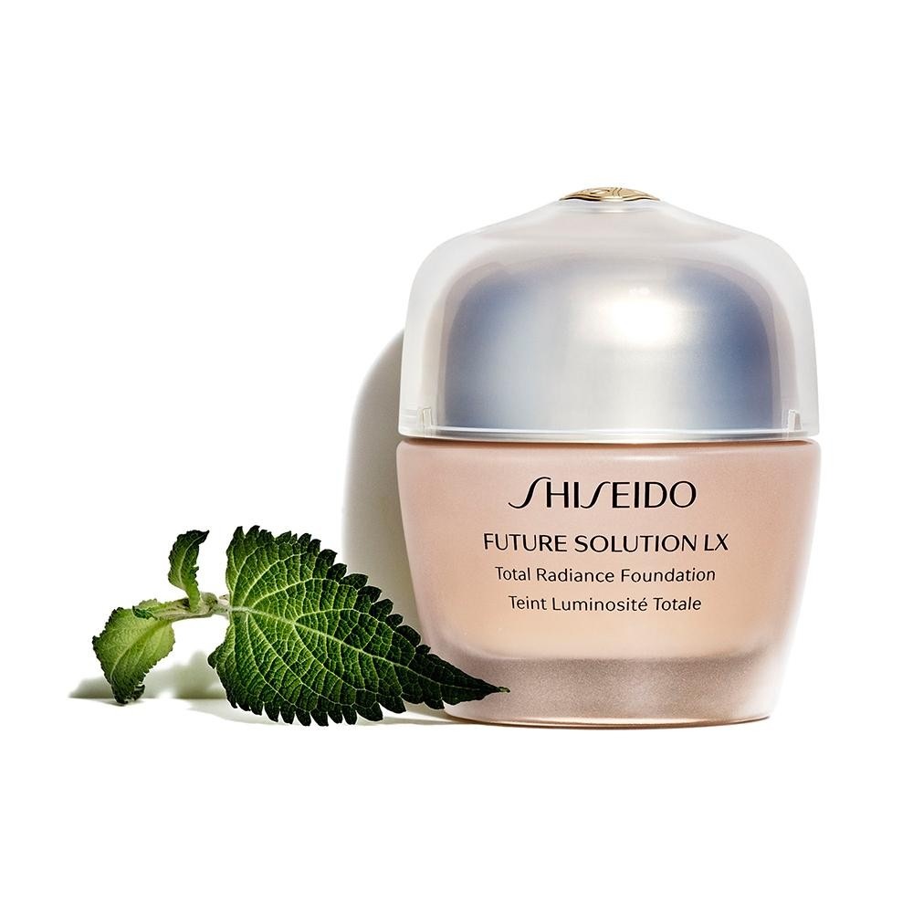 Тональный крем для лица future solution lx total radiance spf 15 Shiseido, nr. 03 - golden, вес 30 гр. — фото 3