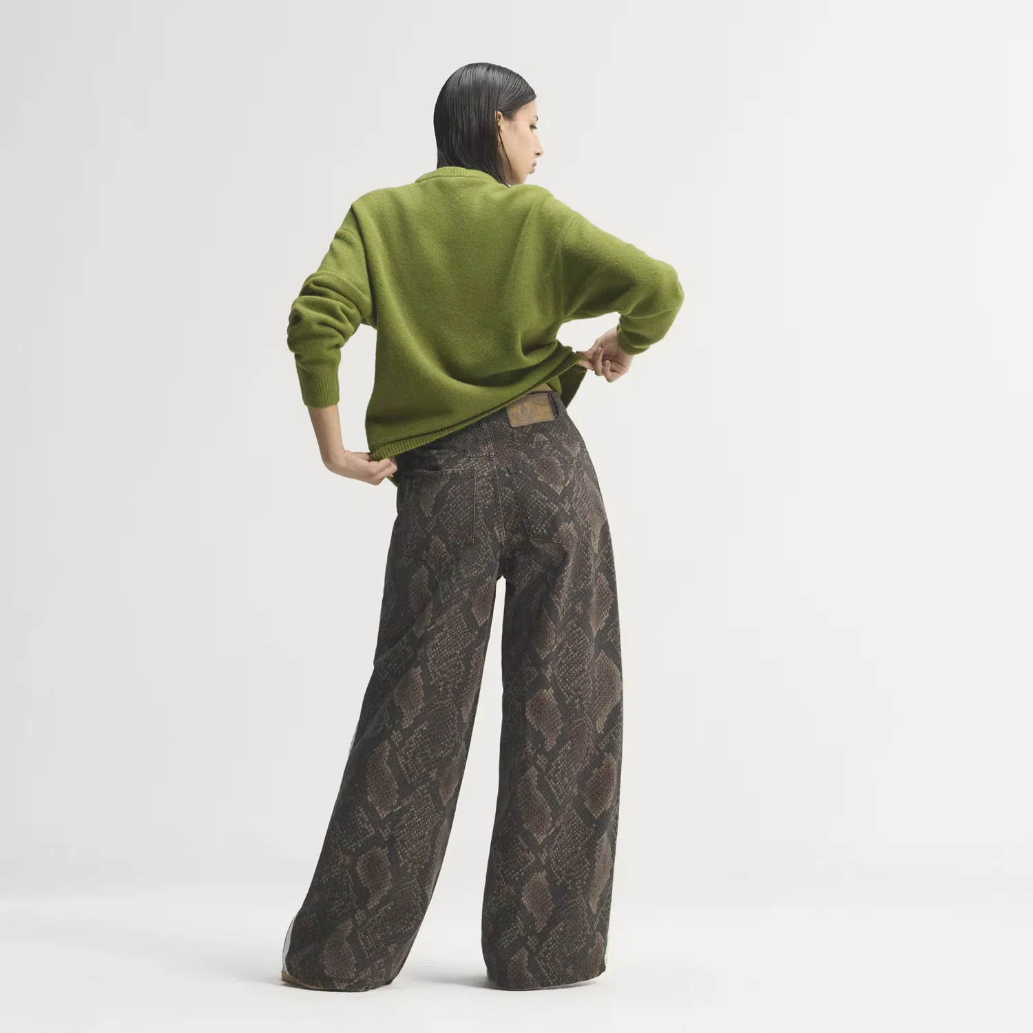 Женские джинсы свободного кроя с принтом змеиной кожи Snake Print Denim adidas Originals, Earth Strata/Aurora Coffee — фото 2