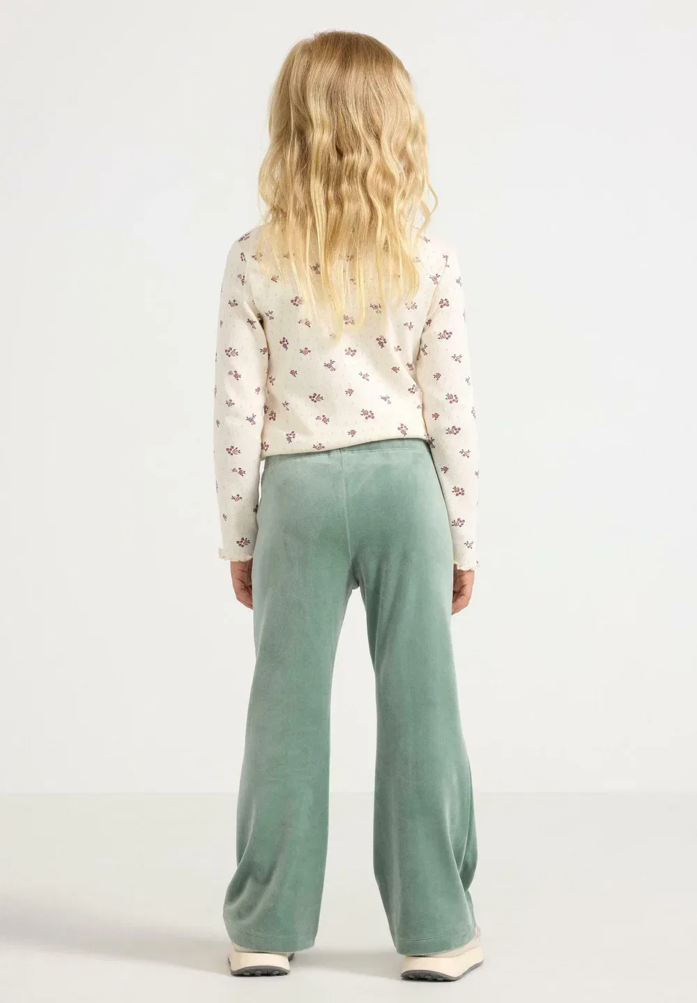 Однотонные расклешенные леггинсы из велюра - брюки Lindex, Light Dusty Green — фото 3