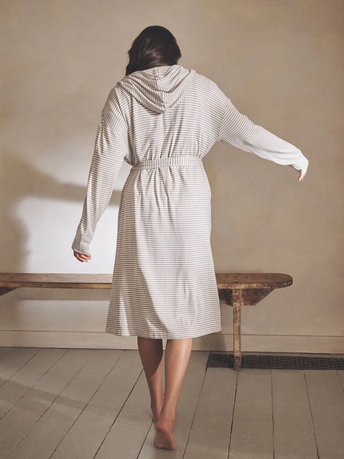 Халат в полоску Cosy Lightweight Dressing Gown Next, нейтральный полосатый — фото 3