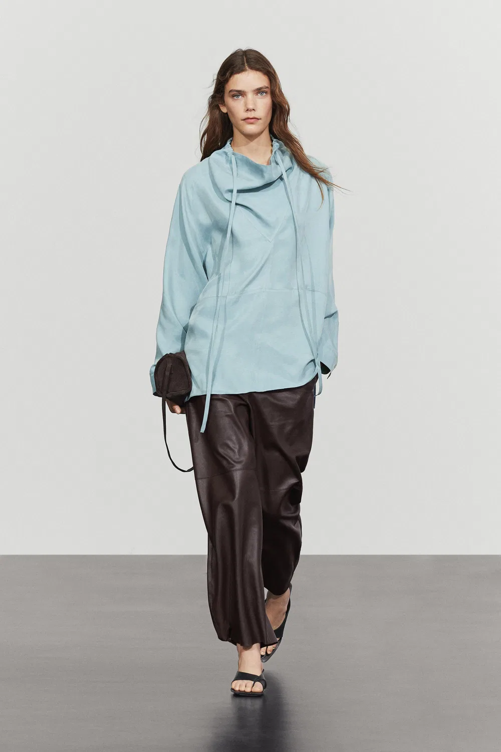 Рубашка Massimo Dutti, струящаяся, с высоким воротником и завязками, серый синий