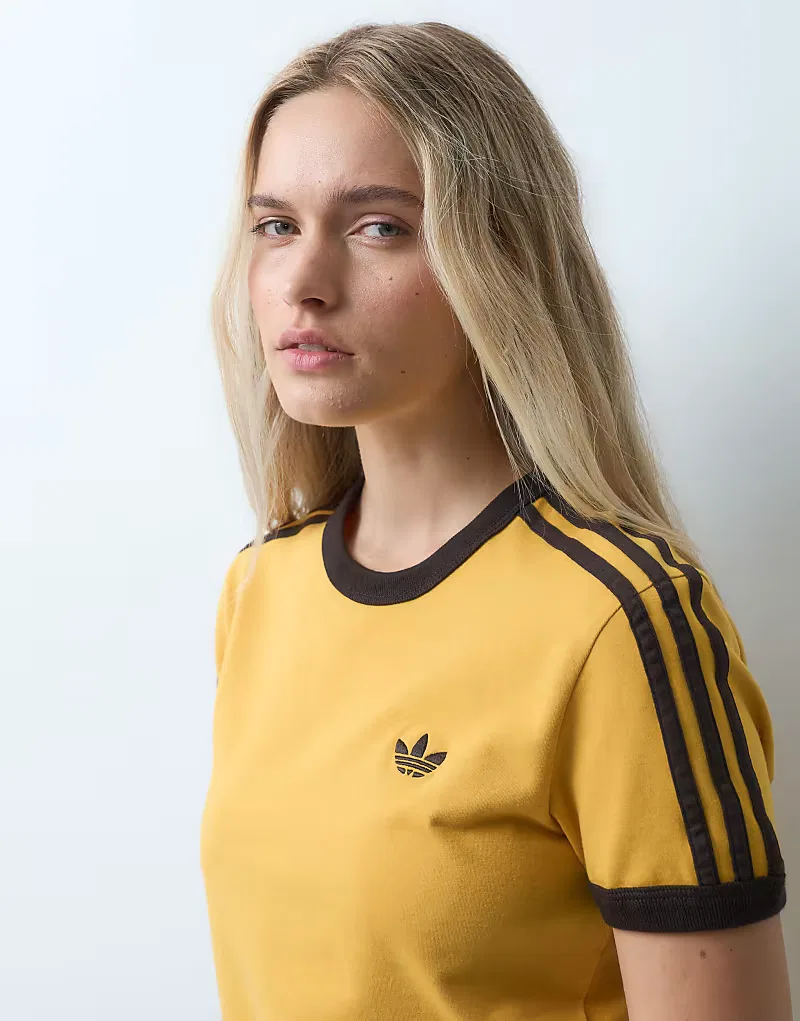 Футболка Adidas Originals с тремя полосками, приталенного кроя, желтый и, коричневый — фото 3