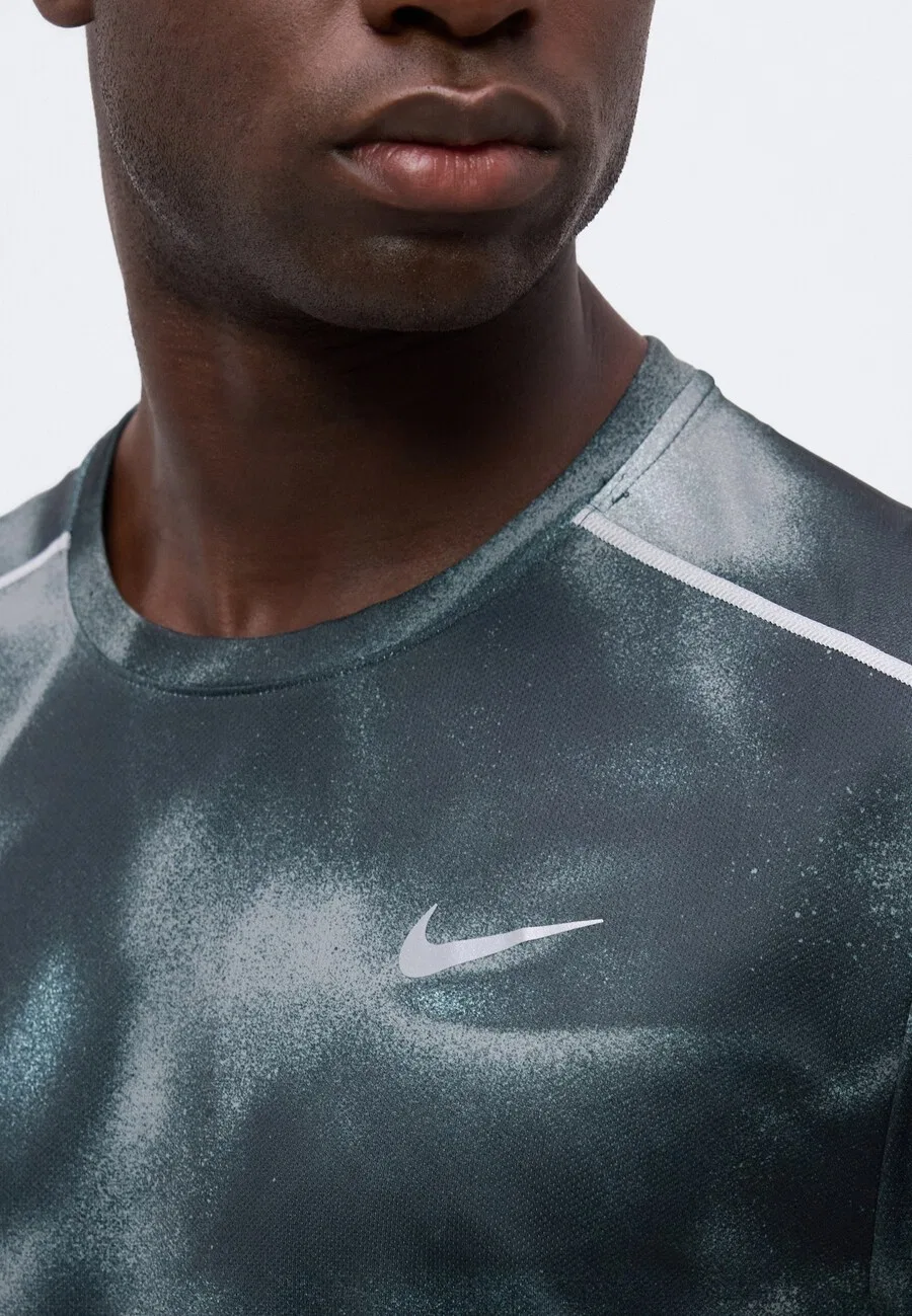 Спортивная футболка NIKE Performance Shirt 'Miler' серого цвета — фото 3