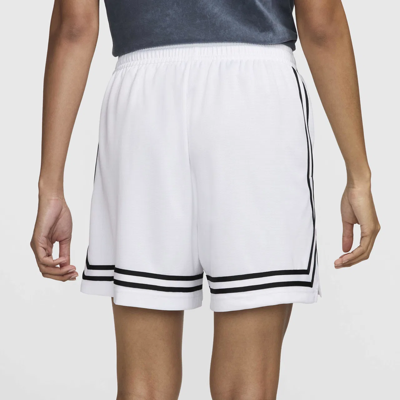 Женские шорты Dri-FIT Crossover 5" Nike, цвет White/Black/Black — фото 2
