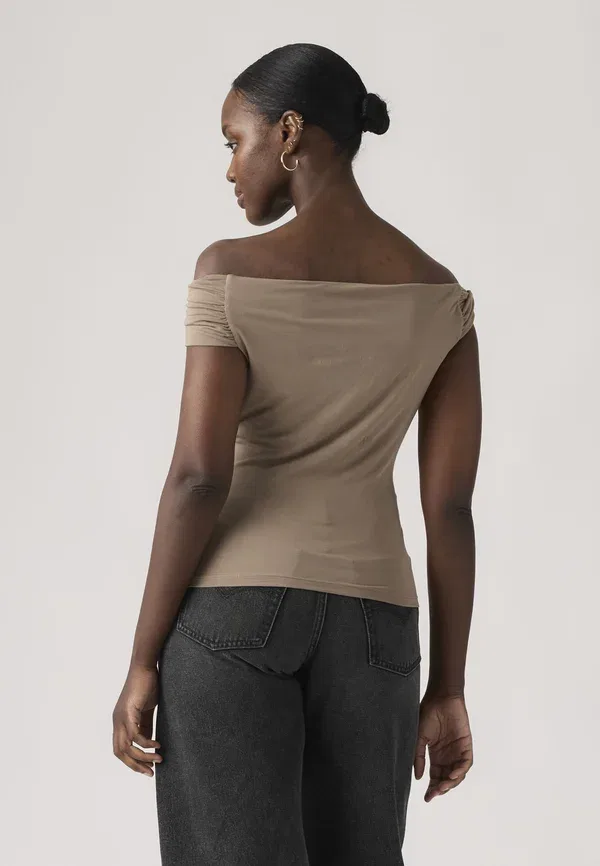 Футболка Levi'S Tori twisted clean basic, цвет сосновая кора — фото 3