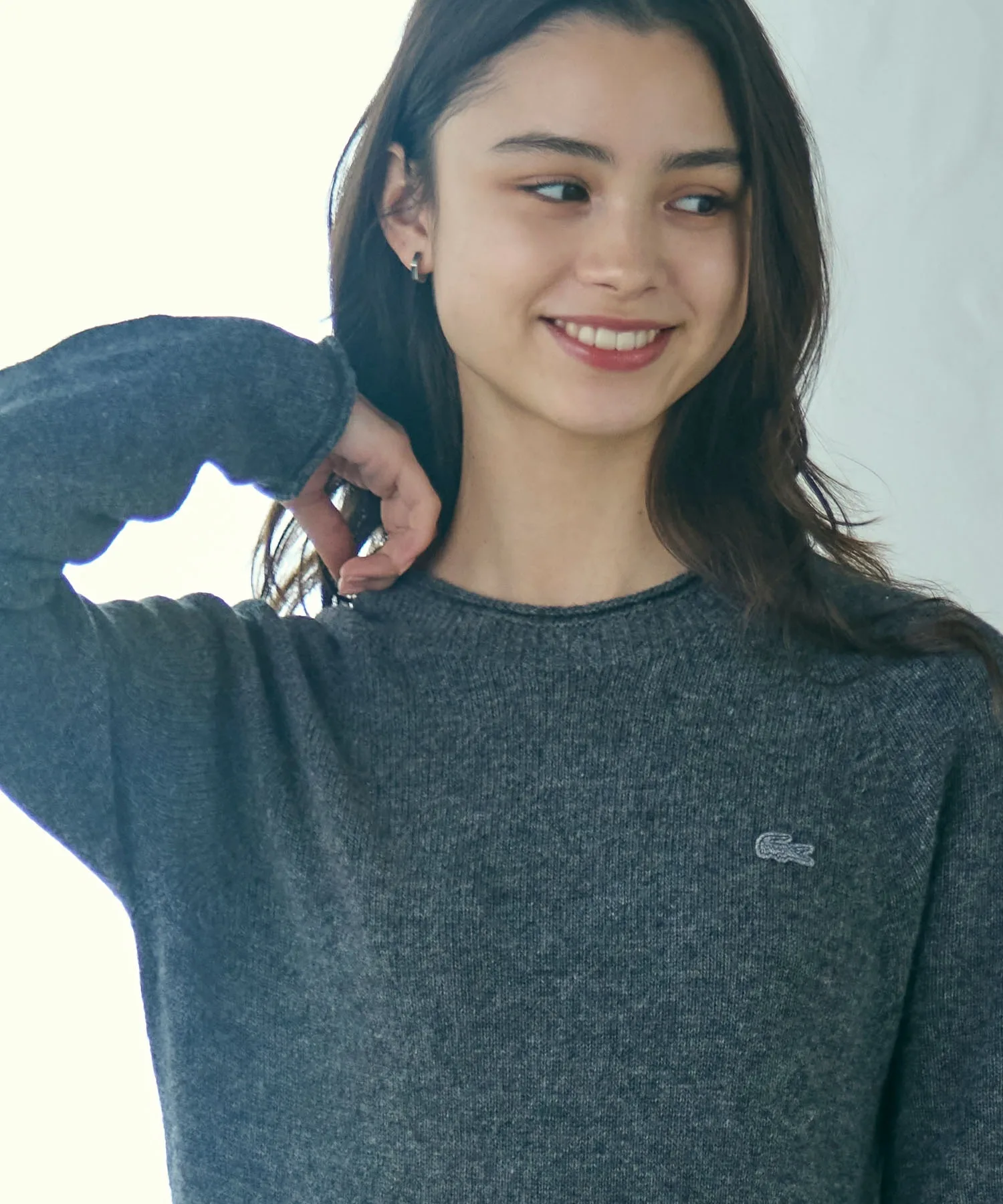 Платье LACOSTE шерстяное серое миди с логотипом — фото 2