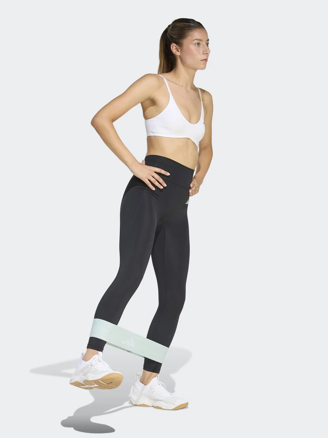 Спортивный бюстгальтер-бралетт Adidas Performance OPT ESS белого цвета — фото 4