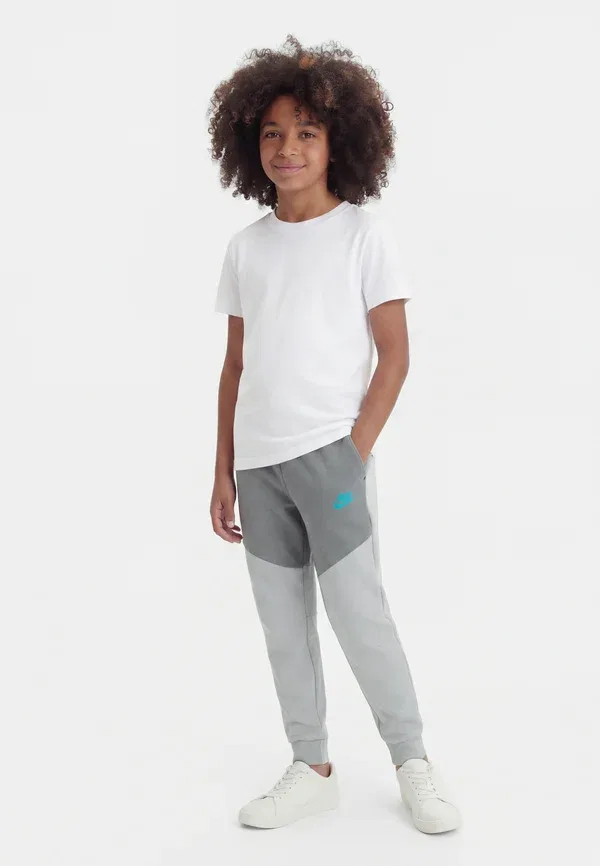Брюки с отражающими элементами Tracksuit bottoms Nike Sportswear, wolf grey/smoke grey/black, черный/серый