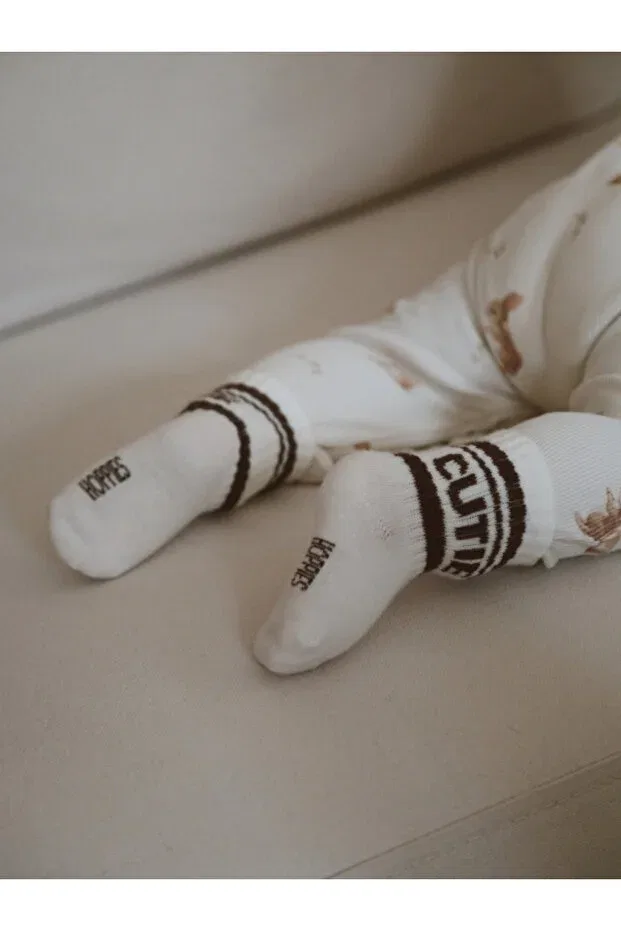 Детские носки для новорожденных с полосками, набор 3 пары, модель Cream color triple cotton family baby socks with mom, dad and cutie written on them, Hoppies, White — фото 2