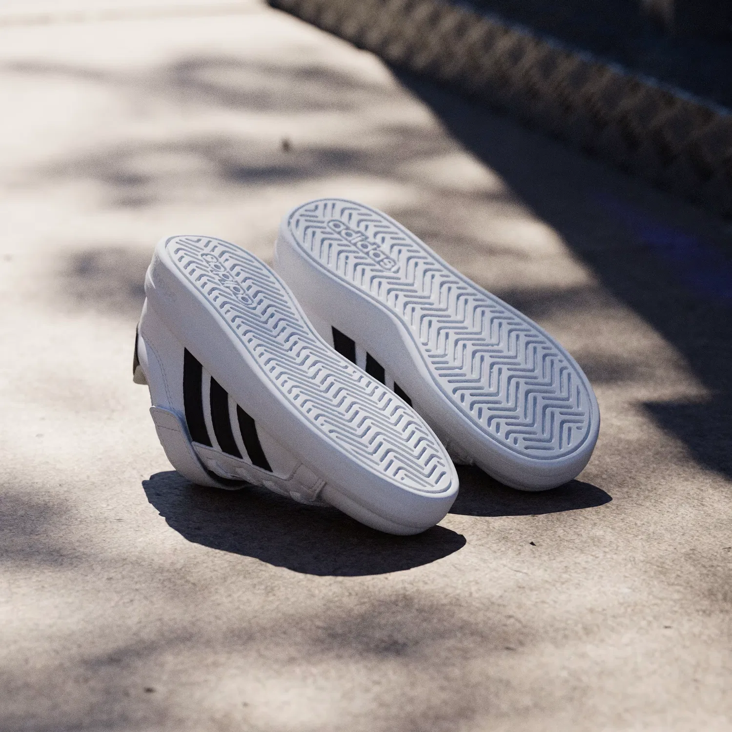 Детские кроссовки на эластичных шнурках Grand Court 3.0 Adidas Sportswear, белый/черный — фото 4
