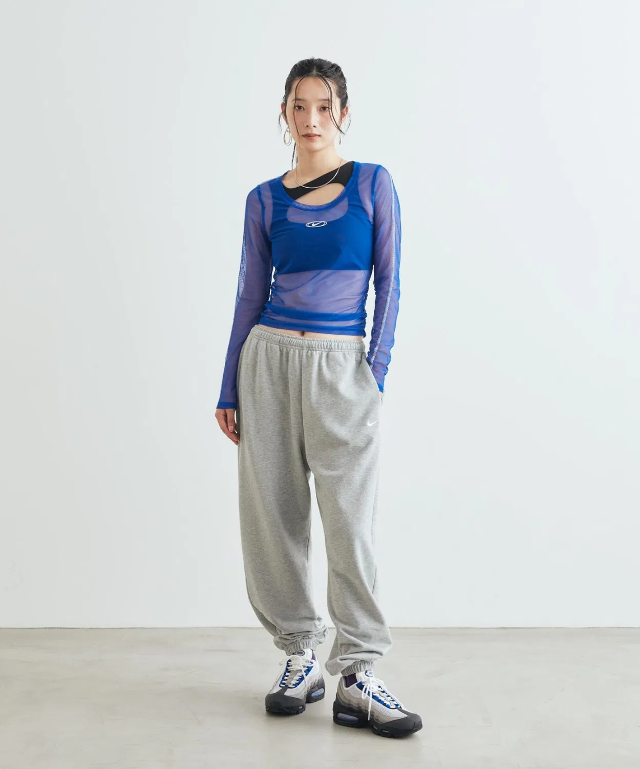 Женские широкие штаны из легкого флиса с брендовым логотипом Nike Studio Fleece Lightweight Oversized High-Rise Cuffed Pants, Dark Grey Heather — фото 4