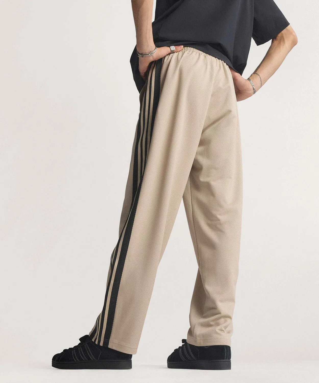 Мужские спортивные штаны свободного кроя с сеткой Loose Mesh Trackpants Adidas, Beige — фото 2