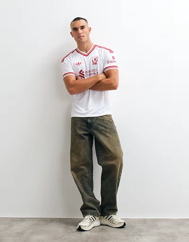 Выездная футболка Adidas "Ливерпуль" сезона 26/27, бело-красная — фото 2